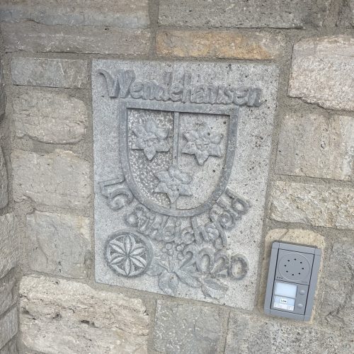 Fachwerkhaus mit eckig integrierten Holzbalkon