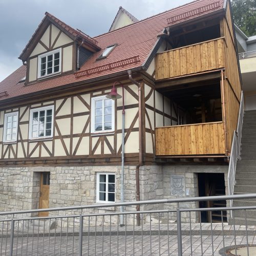 Fachwerkhaus mit 2 übereinander angebrachten und verbundenen Holzbalkonen